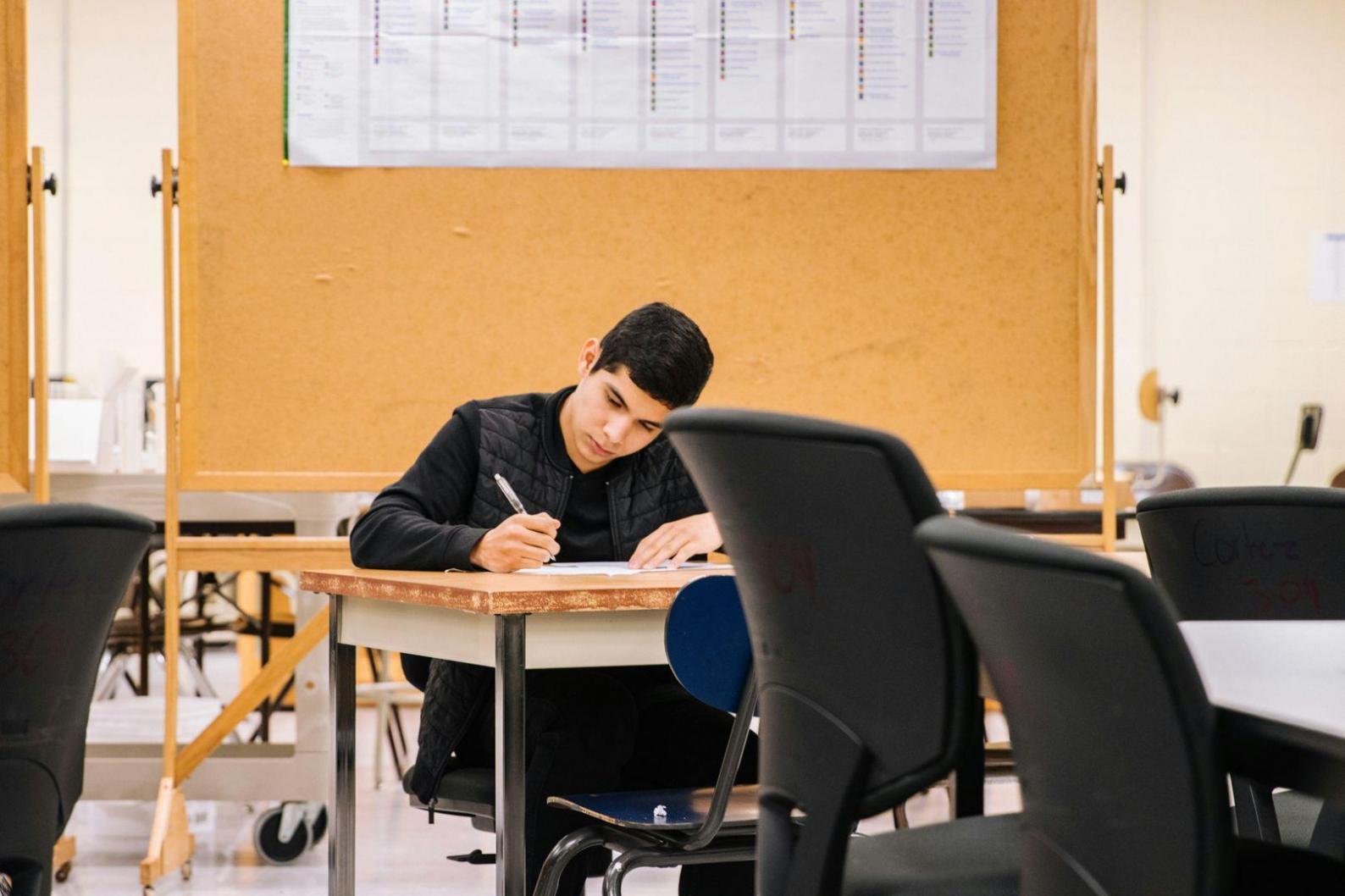 Estudiante revisando materiales financieros estructurados en secuencias de aprendizaje